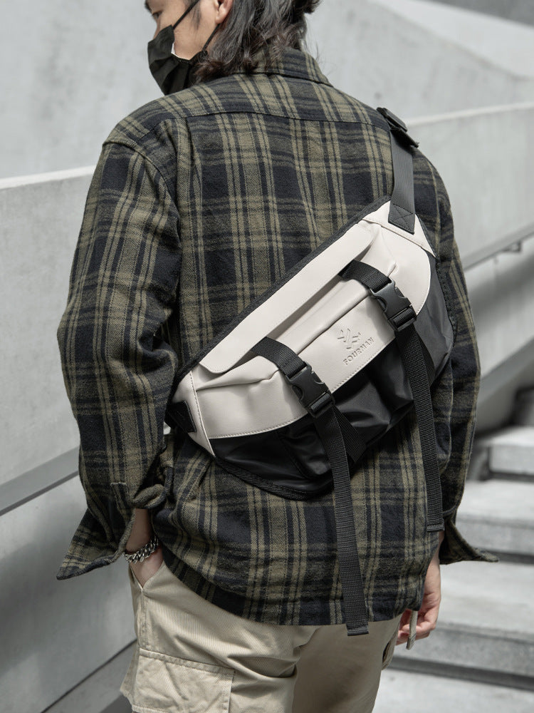 男士斜挎包日系休閒胸包男單肩包出行運動郵差包潮流男包